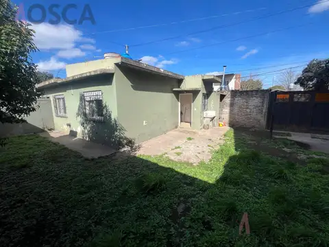Vendo 2 casas sobre amplio lote Moreno zona oeste