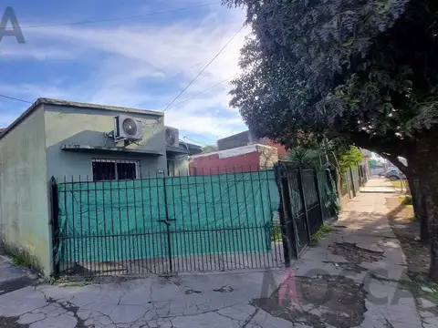 Vendo 2 casas sobre amplio lote Moreno zona oeste