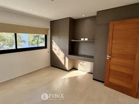 Casa en Alquiler con 2 cocheras