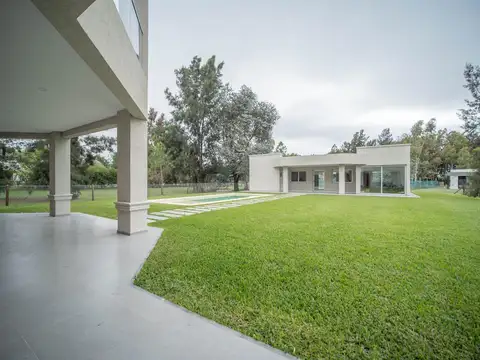 Casa 10 ambientes con 4 baños