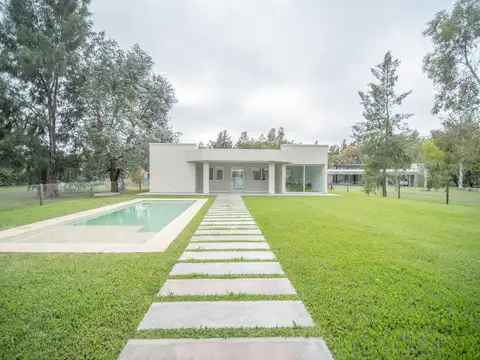 Casa en Alquiler con 10 cocheras