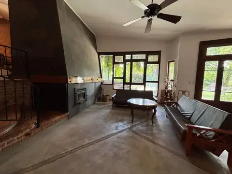 CASA  EN VENTA EN BRAGADO CON PILETA