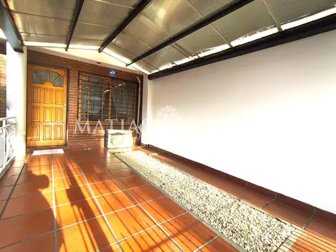 Casa en venta en Haedo Sur,  de 3 ambientes con fondo parquizado y cochera.