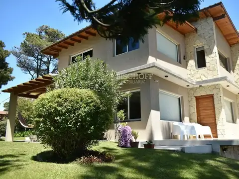 EXCELENTE CASA MODERNA DE 4 AMBIENTES, CON COCHERA Y QUINCHO