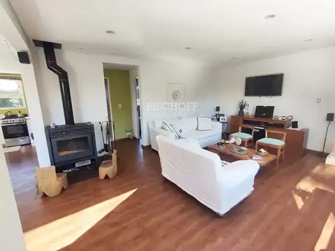 EXCELENTE CASA MODERNA DE 4 AMBIENTES, CON COCHERA Y QUINCHO