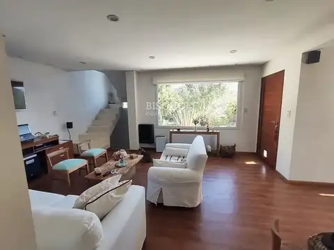 EXCELENTE CASA MODERNA DE 4 AMBIENTES, CON COCHERA Y QUINCHO