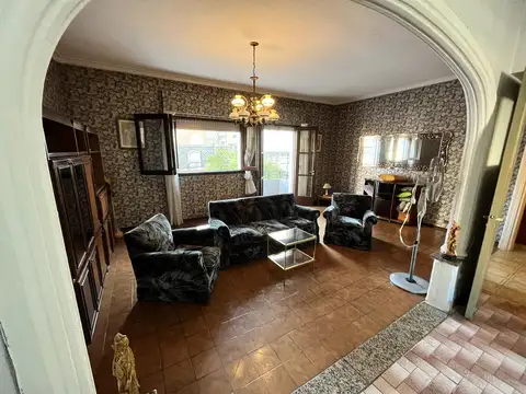 Departamento 8 ambientes con 2 baños