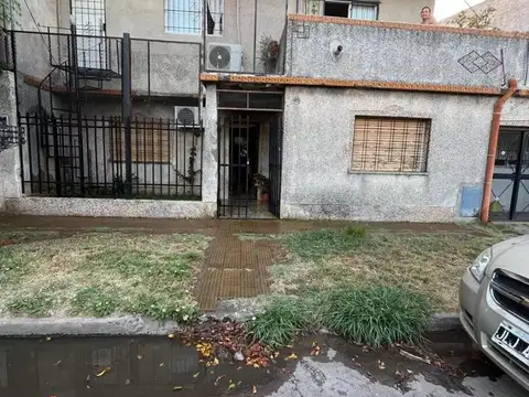 VENTA - CASA BLOCK 7 AMB - MULTIFAMILIAR- LOMAS DEL MIRADOR