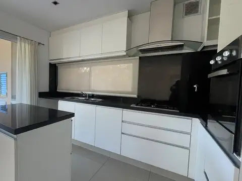 Casa en Alquiler con 1 cochera