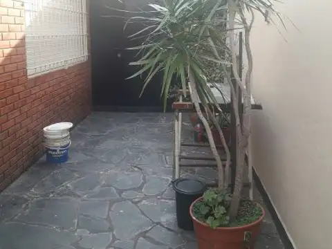 Venta Casa con jardin y parrilla, Apto crédito, en Caseros