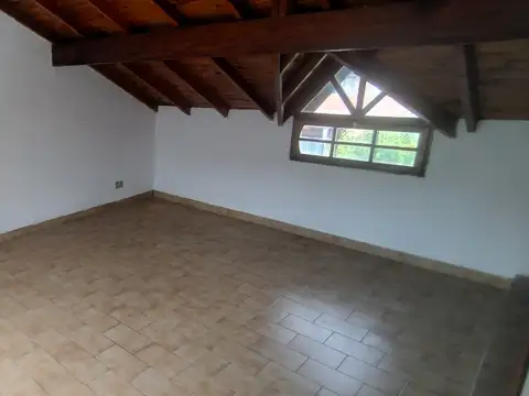 Departamento tipo casa en alquiler  de 3 ambientes San Justo