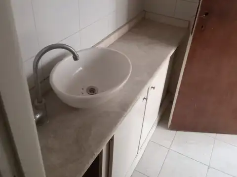 Oficina 6 ambientes con 2 baños