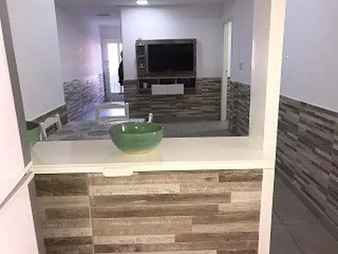 PH en zona céntrica, tres dormitorios, baño, living, cocina y lavadero, todo reciclado 