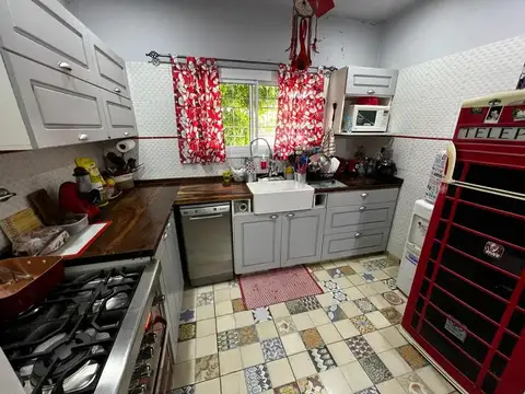 Casa 4 ambientes con 2 baños