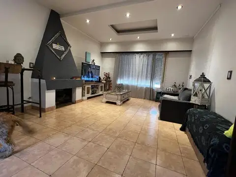 CASA 4 AMB CON PILETA EN VENTA RAMOS MEJIA - APTO CREDITO