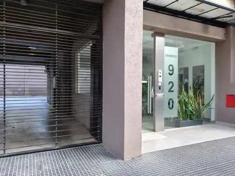 REGIO 2 AMB CON COCHERA FIJA Y BALCON – PROXIMO PLAZA IRLANDA – INMEJORABLE ESTADO – MUY LINDOS DETALLES - LUMINOSO - EDIFICIO SUM CON PARRILLA.