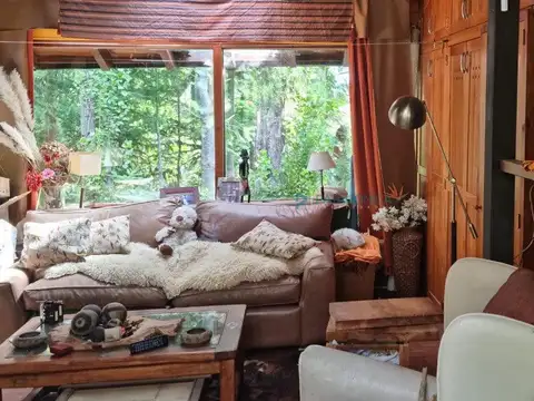 VENTA – Casa de 240m2 , sobre lote de 1311m2 en B° Privado Las Lomas, Villa la Angostura