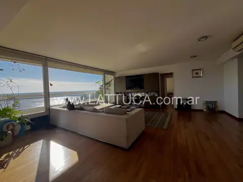 DEPARTAMENTO DE 3 DORMITORIOS FRENTE AL RÍO CON 2 COCHERAS Y BAULERA