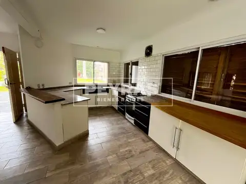 Casa de 5 Ambientes con Pileta y Parrilla en La Martona (Casco Viejo)