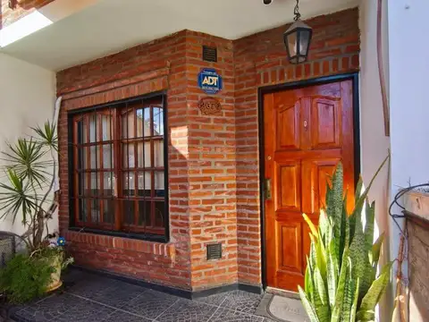SE VENDE TRIPLEX 3 AMBIENTES + ALTILLO PATIO Y COCHERA