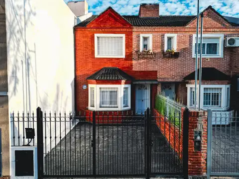 Departamento tipo casa 3 ambientes en venta en lujan centro con patio y cochera apto credito
