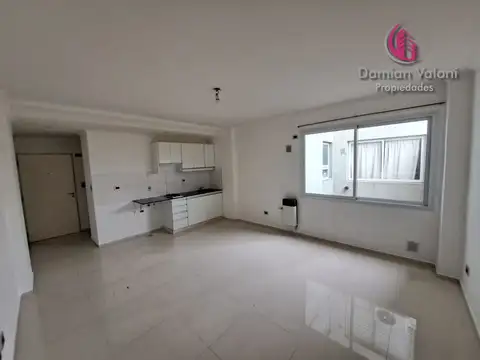 AMPLIO Y LUMINOSO MONOAMBIENTE. EDIFICIO CON TERRAZA, PARRILLA Y SOLARIUM