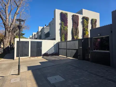 Ovejitas 1 (Gral. Guido 2555) Dúplex 3 dorm. 3 baños. Jardín con pileta. Seguridad 24 hs.