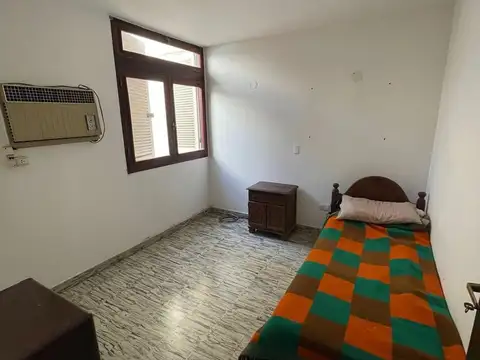 Casa 12 ambientes con 2 baños