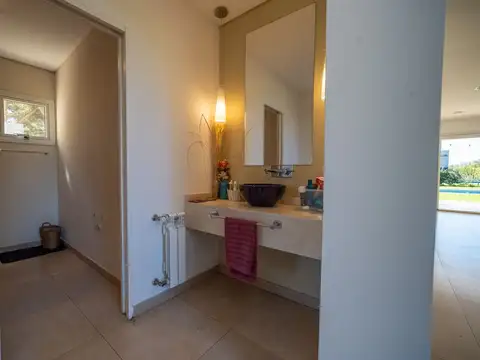 Casa 8 ambientes con 4 baños