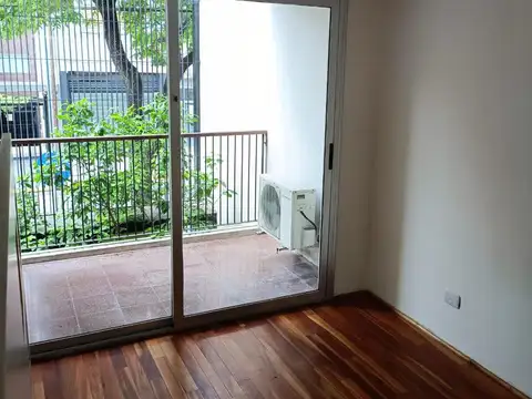 IMPECABLE! Monoambiente con Cochera, Balcón y patio en Excelente Ubicación- VENTA CON RENTA