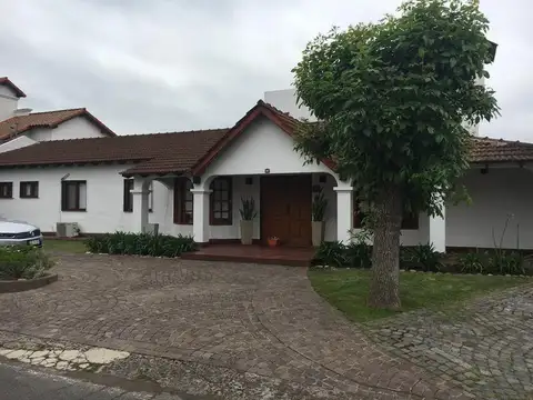 Gran casa sobre dos terrenos en Aranjuez.