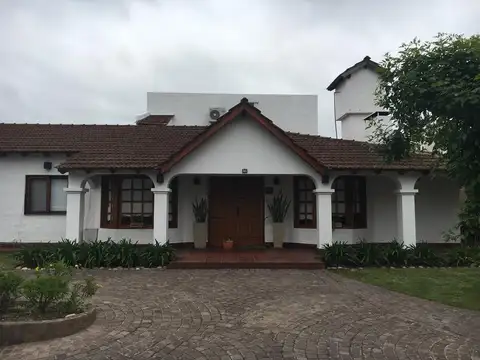 Gran casa sobre dos terrenos en Aranjuez.