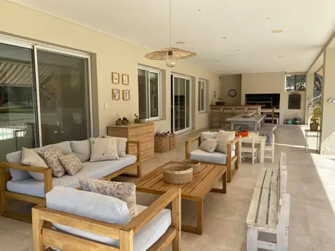 Casa 5 ambientes con 6 baños