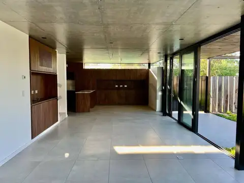 CASA EN ALQUILER  DE TRES DORMITORIOS  EN BARRIO GRAND BELL 2