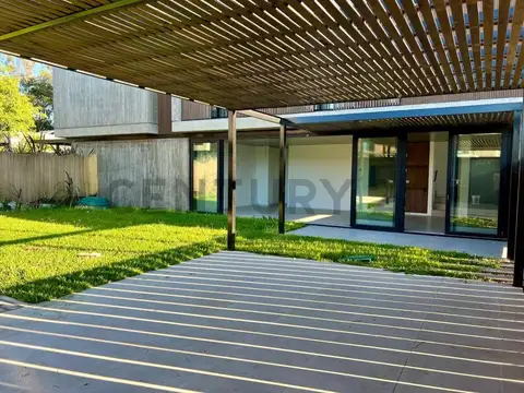 CASA EN ALQUILER  DE TRES DORMITORIOS  EN BARRIO GRAND BELL 2