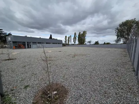 LOCAL CON DEPOSITO Y TERRENO