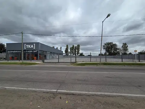 LOCAL CON DEPOSITO Y TERRENO