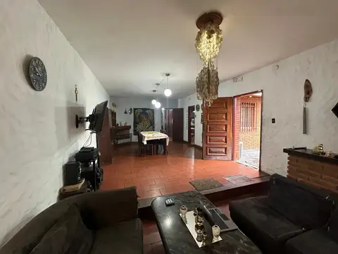 Casa en Alquiler con 2 cocheras