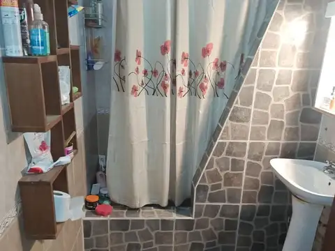 SE VENDE CASA MAS SALON COMERCIAL B* LOS QUIMICOS