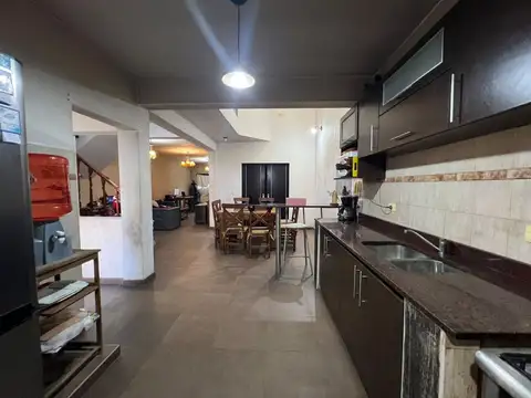 CASA 5 AMB, FONDO, COCHERA, PIÑEYRO
