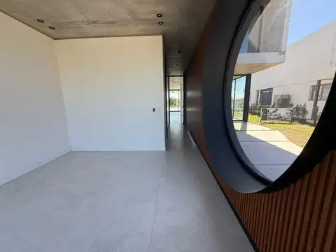Casa en Alquiler con 2 cocheras
