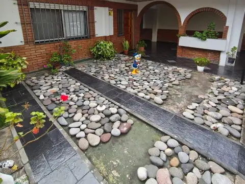 VENTA CASA 4 AMBIENTES CON DOBLE COCHERA Y PATIO