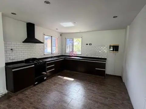 Casa 4 ambientes con 3 baños