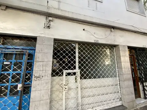 LOCAL EN EDIF. C/ VIDRIERA Y BAÑO, 25 MTS TOT, MIXTURA 3 - SE VENDE CON RENTA.-