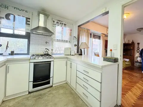 Departamento tres ambientes con cochera en alquiler