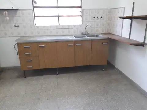 CASA EN VENTA DE DOS DORMITORIOS CON PATIO Y LOCAL AL FRENTE, ALDAO, SAN LORENZO.