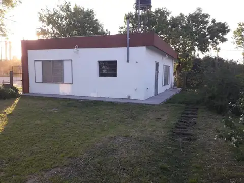 CASA EN VENTA DE DOS DORMITORIOS CON PATIO Y LOCAL AL FRENTE, ALDAO, SAN LORENZO.