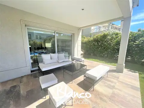 Casa en Alquiler con 2 cocheras