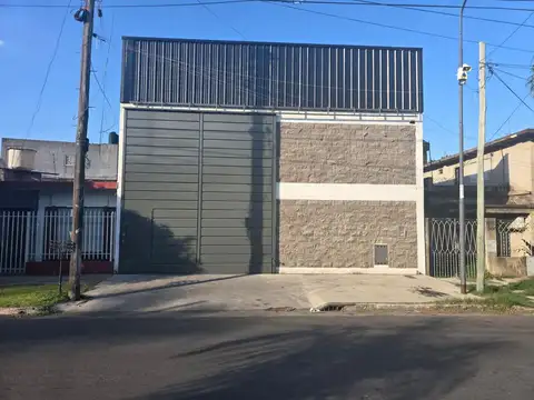 Excelente Galpón zona M.I.- Impecable