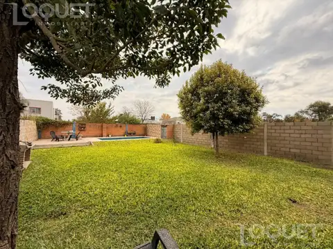 Casa de tres dormitorios, patio verde con pileta en Santo Tome